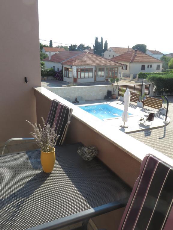 Banic With Pool Apartmán